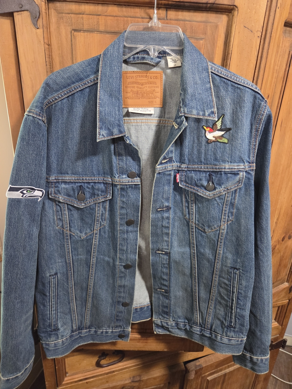Levi's Blue Denim Trucker Jacket with Embroidered Bird Patch Womens Size Large